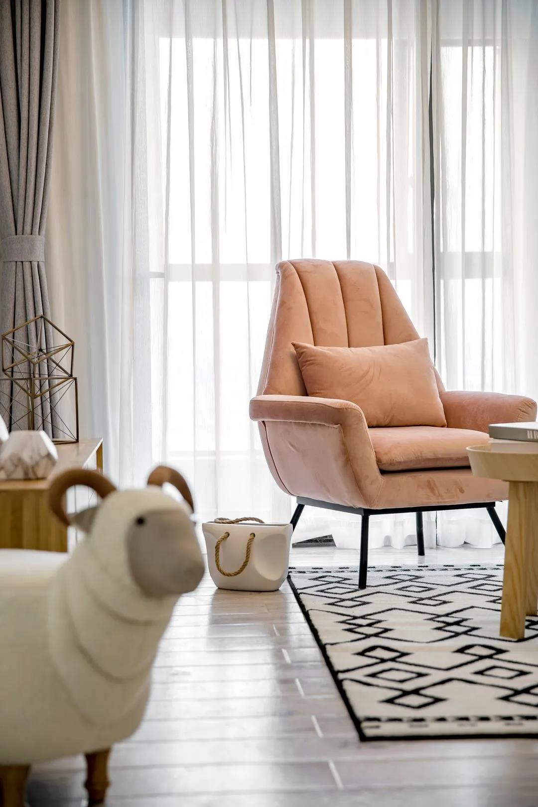 年轻新婚夫妇的北欧风三居室，90平美得像一幅画